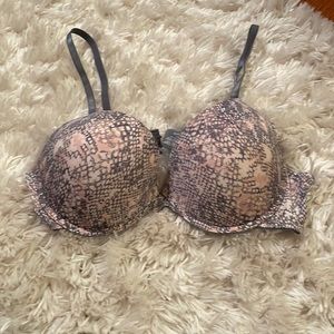 38C NWOT bra, deep plunge front